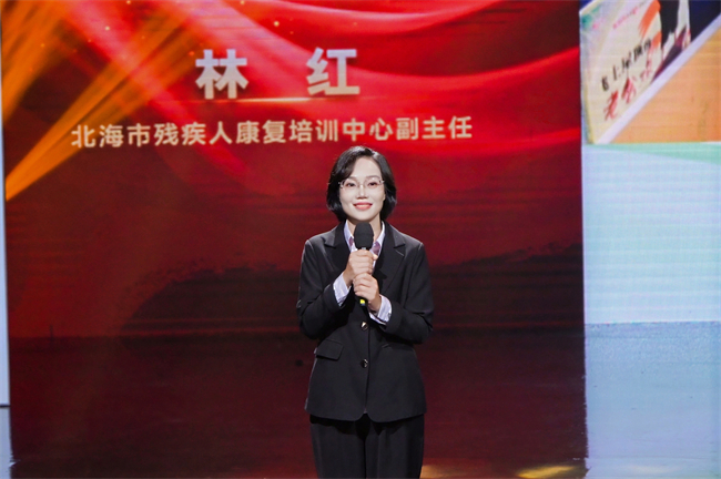 图为林红宣讲 图为林红宣讲